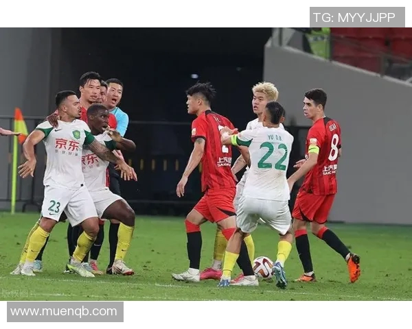 足球球星因与小孩发生冲突遭热议 社会各界对此事件反应强烈